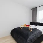 Apartamento Sunny With Parking & Balcony Luzycka By Renters *