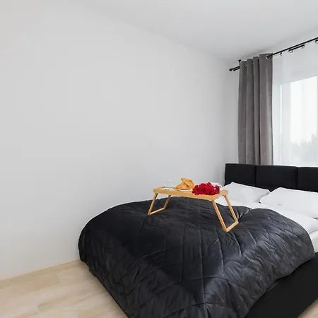 Apartmán Sunny With Parking & Balcony Luzycka By Renters *