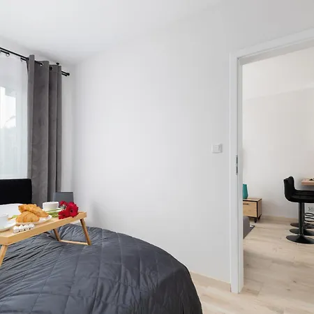 Sunny With Parking & Balcony Luzycka By Renters Apartamento *