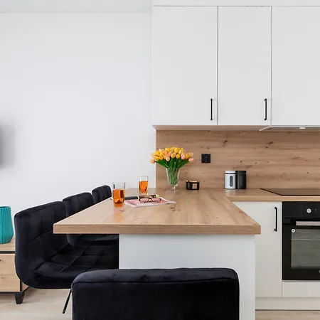 Sunny With Parking & Balcony Luzycka By Renters Apartmán