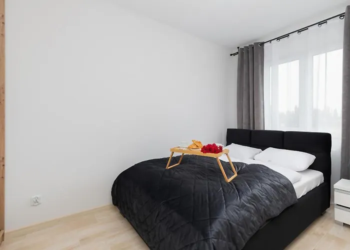 Apartmán Sunny With Parking & Balcony Luzycka By Renters *